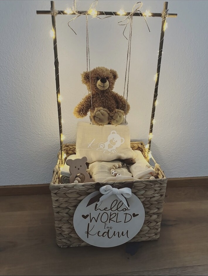 Beispiel eines liebevoll zusammengestellten Babygeschenkkorbs