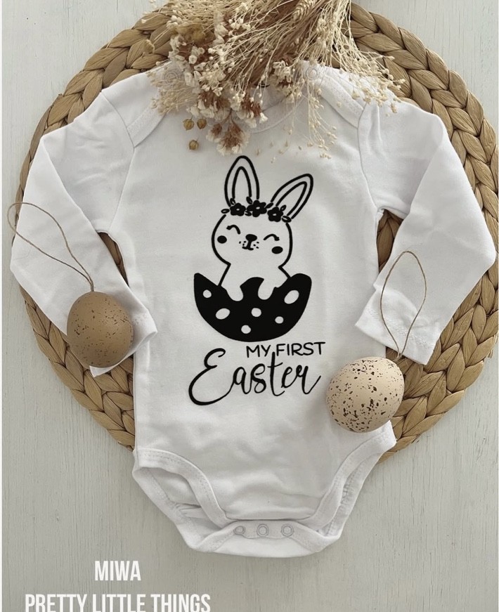 Beispiel eines Babybodys für das erste Osterfest